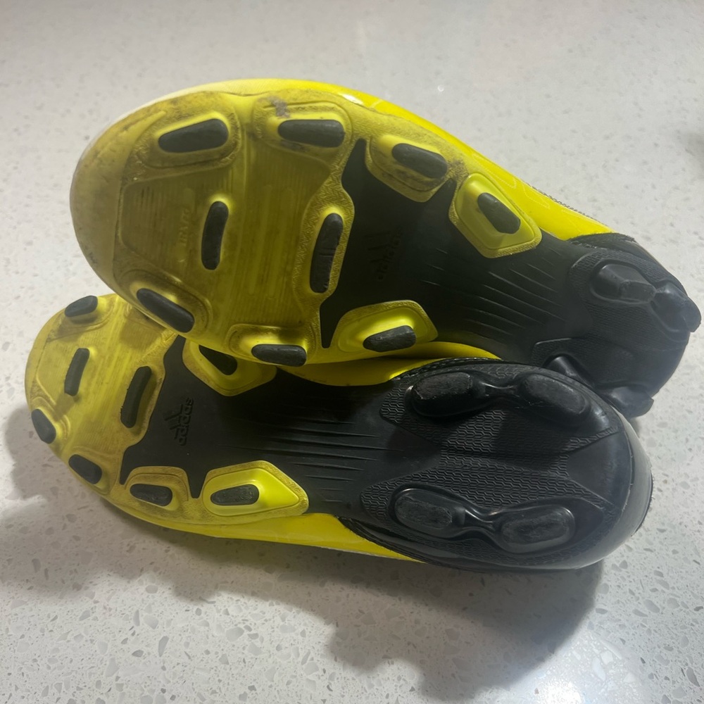 Adidas soccer cleats 5y